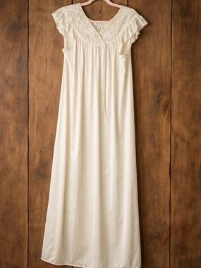 Vintage Vanity Fair Cream Lace-Trim Nightdress